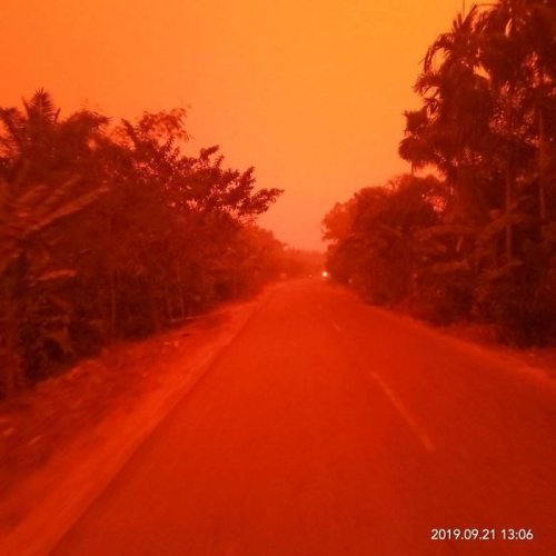 Окрестности индонезийской деревни из-за лесных пожаров превратились в идеальное место для съёмок фильмов ужасов (9 фото)