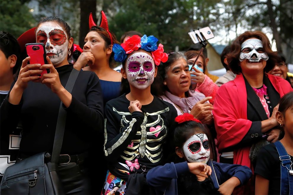 Парад в Мексике, приуроченный ко Дню Мёртвых (14 фото) .