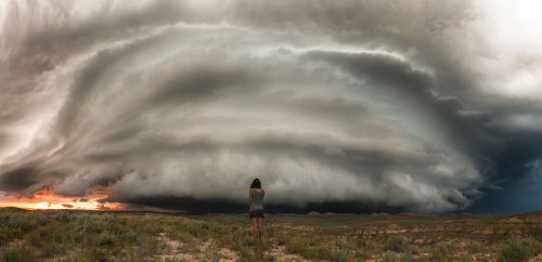 Красавица и чудовище: охотник за штормом фотографирует свою жену на фоне ураганов (13 фото)