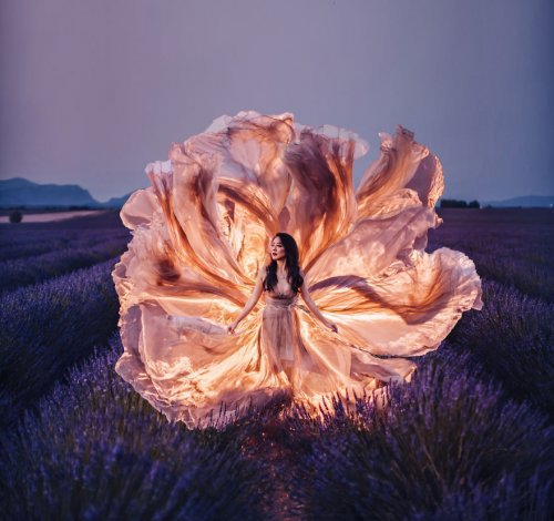 Фотограф путешествует по миру, чтобы запечатлеть девушек в развевающихся платьях на фоне самых красивых мест (23 фото)