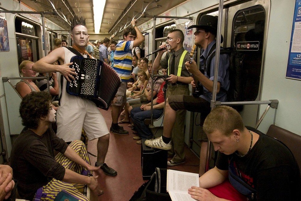 Люди выходят из метро