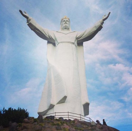 Статуя Иисуса Христа приблизила прихожан к интернету (5 фото)