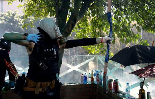 Лучники в борьбе с полицией в Гонконге (6 фото)