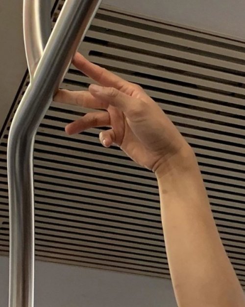 13 фотографий, показывающих, как люди держатся в метро