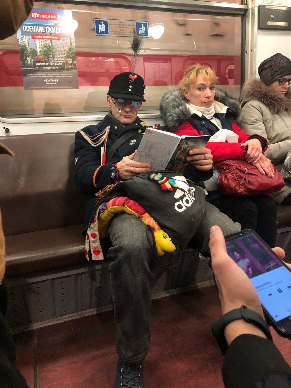 Странные люди в метро фото