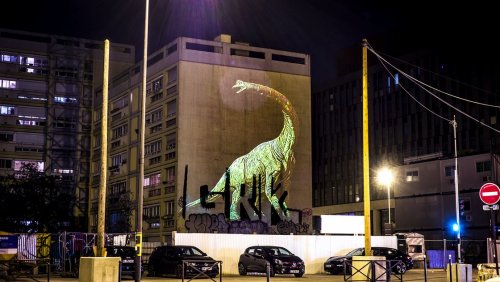 Огромные голографические динозавры на улицах Парижа (7 фото)