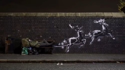 В новом граффити Бэнкси оленья упряжка уносит скамейку с бездомным, превращая его в Санта-Клауса
