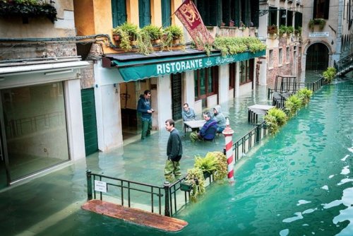 Фотограф прогулялась по затопленным улицам Венеции, чтобы запечатлеть трагичную красоту города (11 фото)