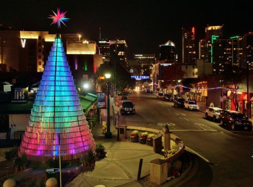 Необычная рождественская ёлка в Сан-Диего (9 фото + видео)