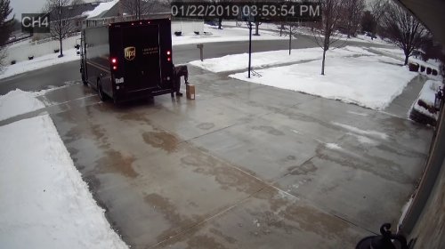 Как доставляют посылки преданные своей работе водители UPS, когда на улице очень скользко