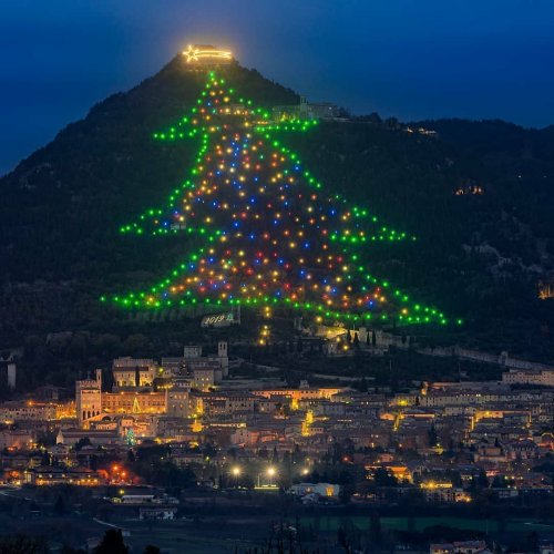 В маленьком итальянском городе зажигают самую большую в мире рождественскую ёлку (3 фото + 2 видео)
