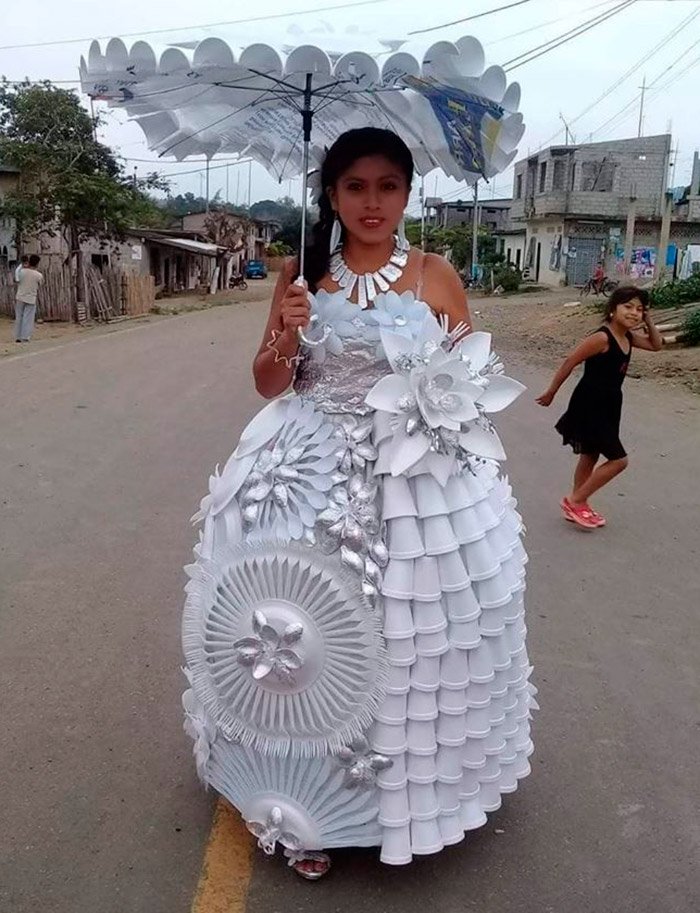 Платье из мусорных пакетов своими руками фото пошагово