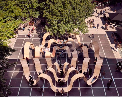 В центре самой крупной пешеходной зоны в Лондоне установили необычную скамейку (7 фото)