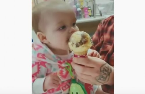 Выражение лица этой малышки, впервые попробовавшей мороженое, бесценно
