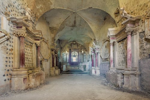 Фотограф запечатлел заброшенные церкви Италии (19 фото)