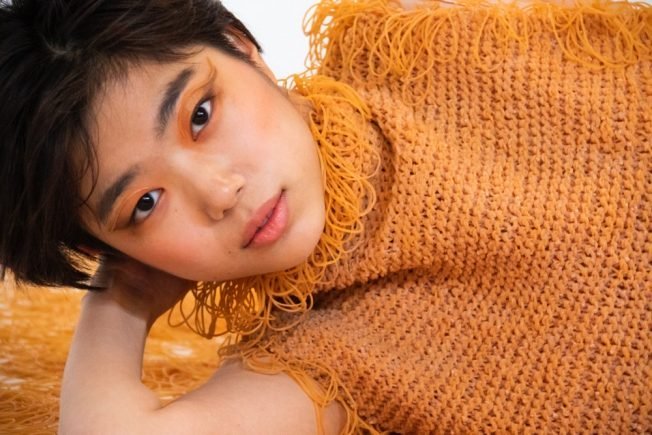 Японская студентка университета искусств создает одежду из резинок (6 фото)