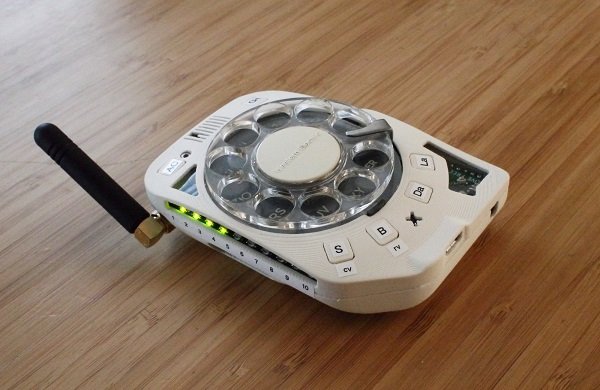 Космический инженер Жюстин Хаупт придумала и создала антисмартфон с вращающимся механизмом (5 фото)