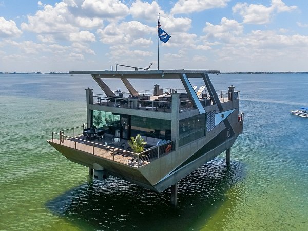 Эта яхта-особняк стоимостью 12 миллионов долларов сделана целиком из нержавеющей стали. Это новое слово в отрасли (11 фото)
