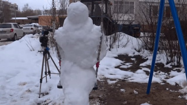 Снежный Пеннивайз наводит ужас в Сарове (10 фото)