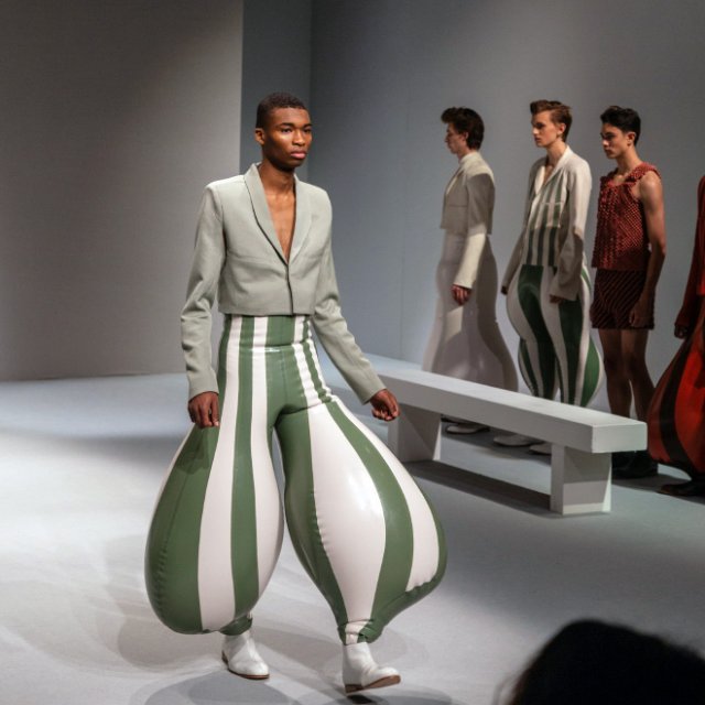 Модная коллекция мужских брюк от Лондонского колледжа моды, которые идеально подходят для тех, кто пропускает "день ног" в тренажёрном зале (14 фото)
