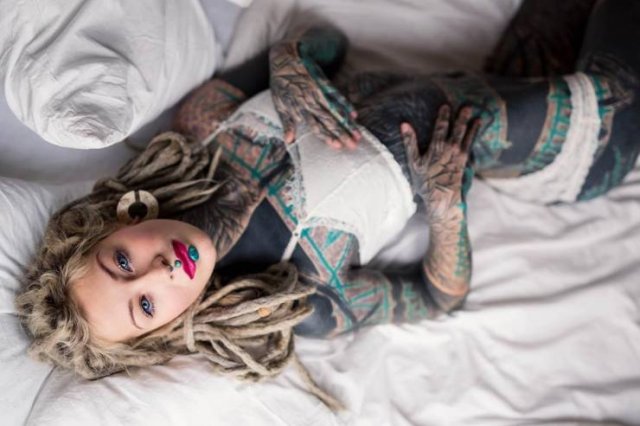 Девушка, почти всё тело которой покрыто татуировками (21 фото)