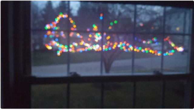 Люди, сидящие на карантине, украшают свои дома рождественскими огнями, чтобы поднять настроение (23 фото)