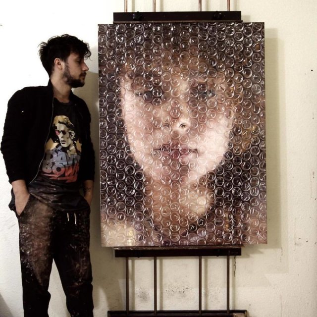 Талантливый художник "завернул" свои картины в пузырчатую плёнку (23 фото)