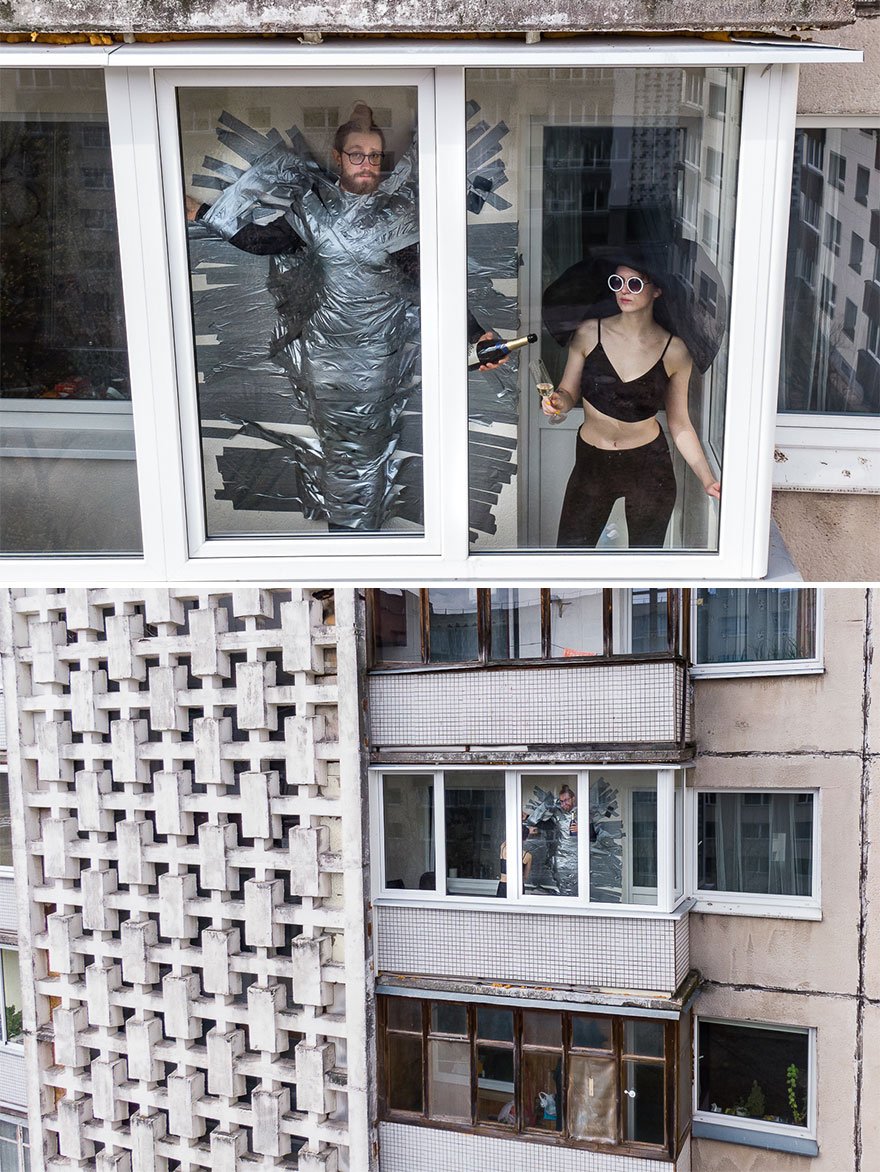 Наблюдать через окно. Человек у окна. Заглядывает в окно. Люди в окнах домов. Соседи в окне.