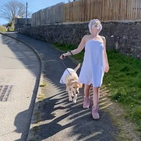 Британка выгуливает свою собаку, каждый день наряжаясь в забавные костюмы (14 фото)