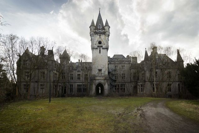Красота заброшенных замков в фотографиях Дмитрия Буррио (13 фото)