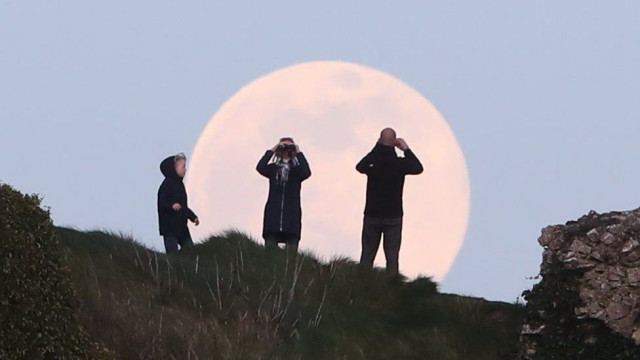 Розовая Луна: Европу осветило лунное световое шоу (11 фото)