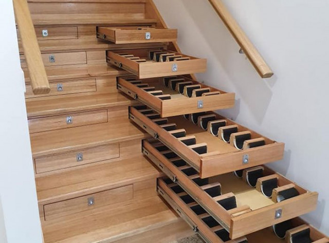 Деревянную лестницу оригинально превратили в винный погреб (3 фото)
