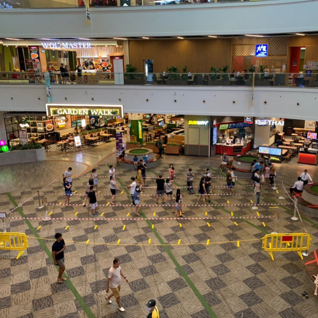 Как в Сингапуре с помощью клейкой ленты помогают людям сохранять социальную дистанцию (27 фото)