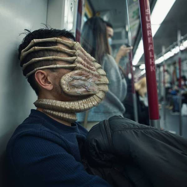Странные и неожиданные пассажиры метро (27 фото)