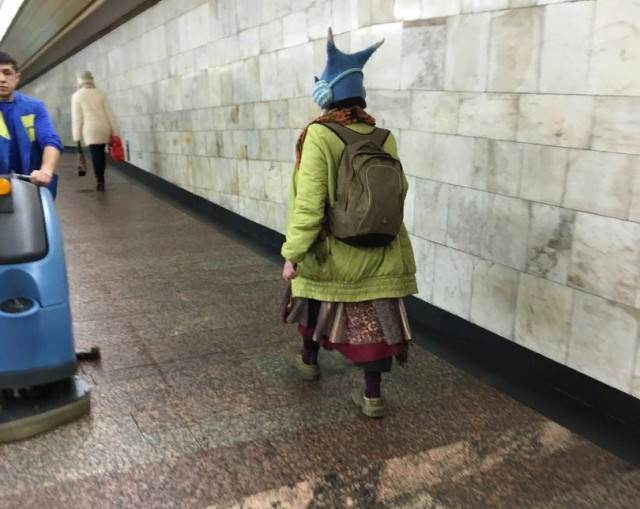 Странные и неожиданные пассажиры метро (25 фото)