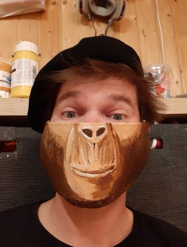 Художник решил создавать по одной маске каждый день самоизоляции. Их у него уже 37 (20 фото)