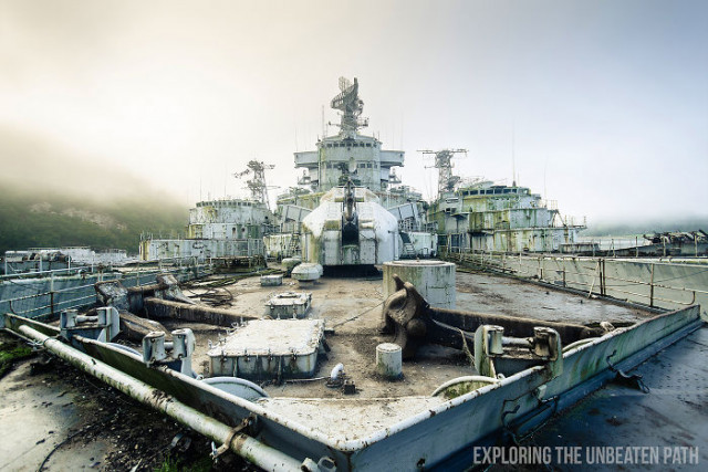 Фотограф пробирается внутрь списанных военных кораблей и показывает всё, что там видит (28 фото)