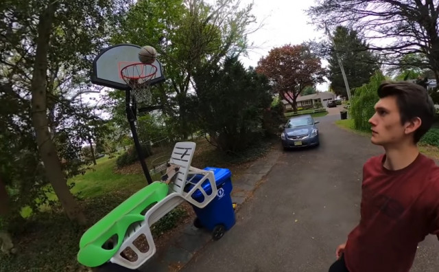 Ютубер построил у себя во дворе машину Голдберга, чтобы забить баскетбольный мяч в корзину