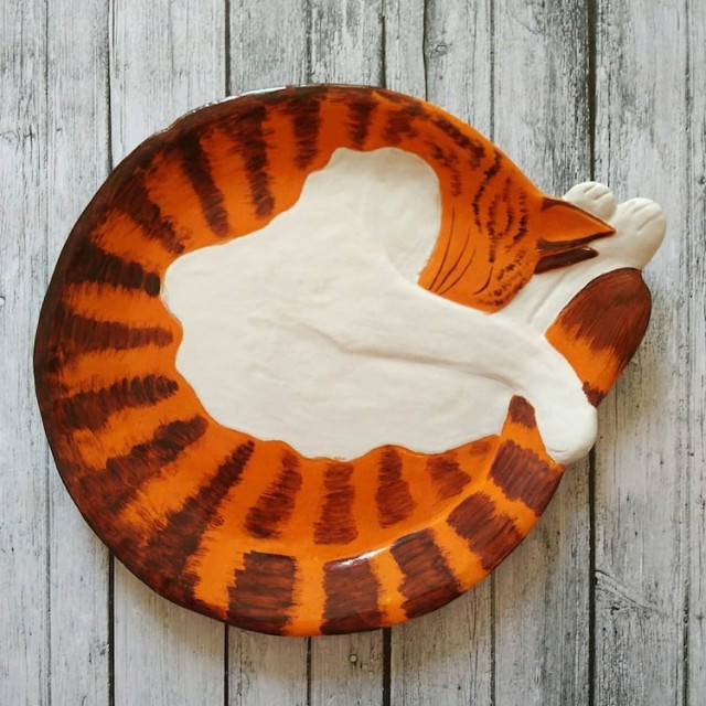 Декоративные керамические тарелки в виде уютно свернувшихся кошек (14 фото)