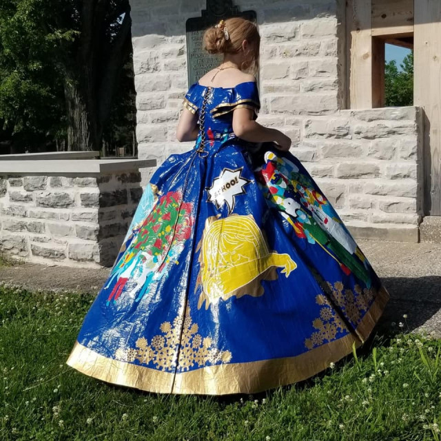 18-летняя американка потратила 400 часов на создание "коронавирусного" выпускного платья с помощью клейкой ленты (26 фото)