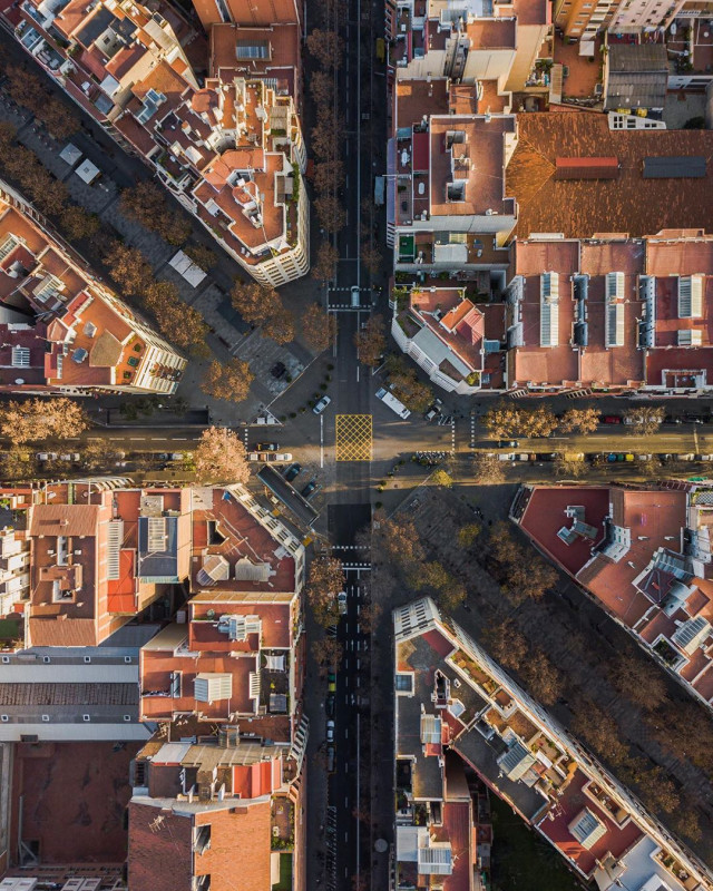 Захватывающие фотографии Мартона Модьёроши, демонстрирующие архитектурную симметрию Барселоны (9 фото)