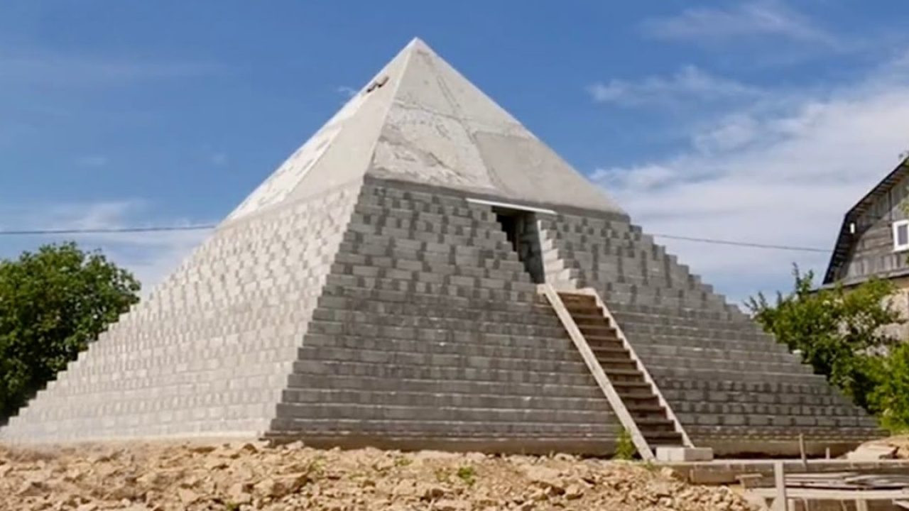 пирамида во дворе своими руками