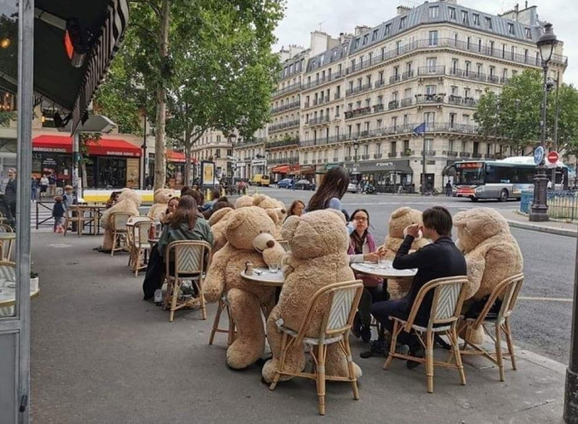 В парижском кафе используют гигантских плюшевых мишек, чтобы обеспечить социальное дистанцирование (7 фото)