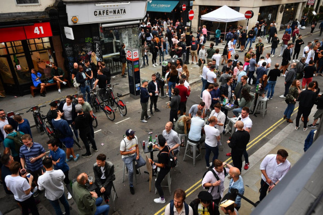 Как прошёл первый уикенд после открытия баров в Великобритании (33 фото)