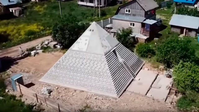 Супруги из России построили на своём участке копию Пирамиды Хеопса (2 фото + видео)