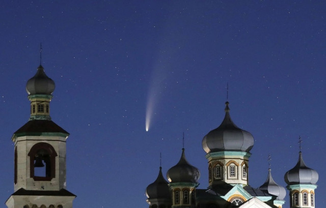 Захватывающие фотографии пролетающей над нами кометы Неовайз (7 фото)