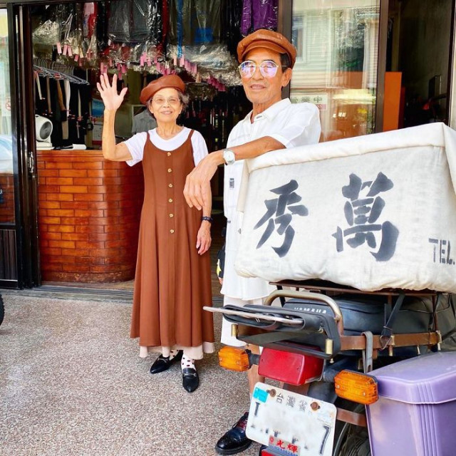 Пожилая пара из Тайваня восхищает соцсети стильными парными образами (11 фото)