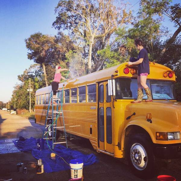 Пара превратила старый автобус в уютный дом (30 фото)