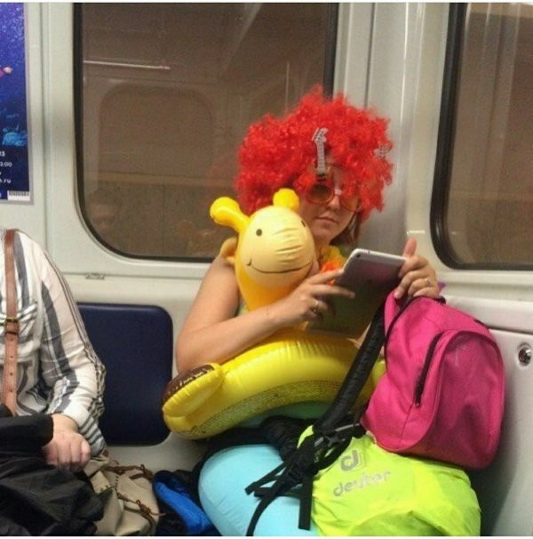 Только в метро можно увидеть столько странных и неожиданных пассажиров (22 фото)