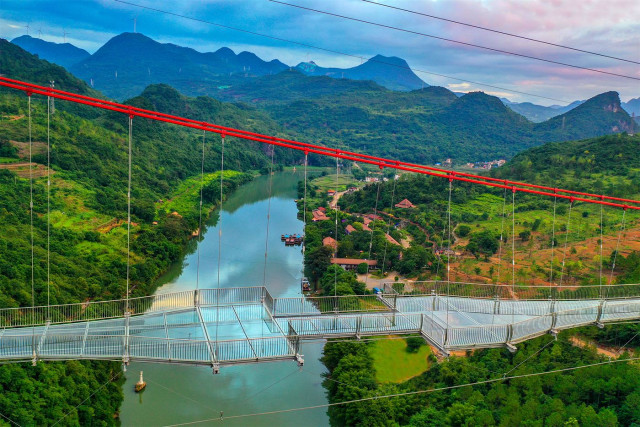 Через реку Ляньцзян в Китае протянулся самый длинный стеклянный мост в мире (5 фото)